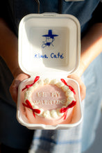 Charger l'image dans la galerie, Valentine’s Day Box Cake – Édition Limitée !
